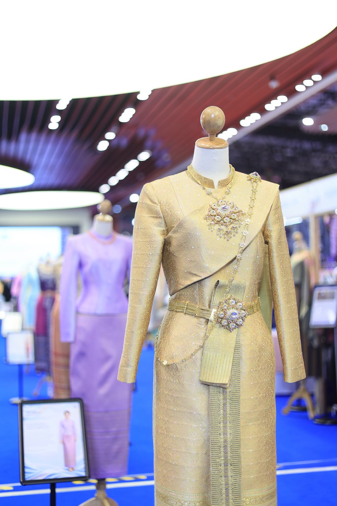 title - ส.ป.ก. ร่วมเป็นเกียรติในพิธีเปิดงานโครงการประชาสัมพันธ์และส่งเสริมการจำหน่ายผ้าไหมและผลิตภัณฑ์หม่อนไหมสัญจร ณ กรุงเทพมหานครและจังหวัดนนทบุรี ครั้งที่ 2